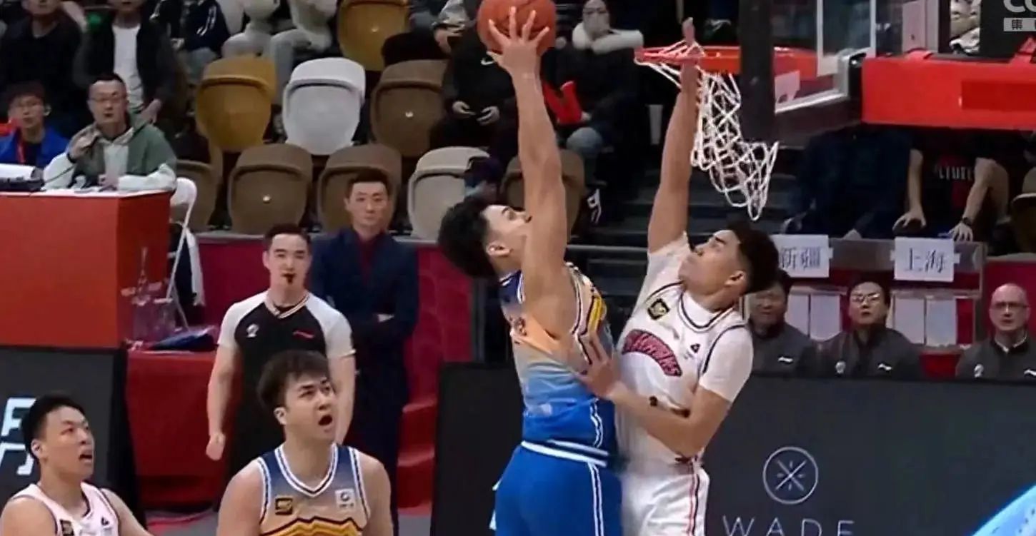 马赛后防稳固不漏，球队防守实力备受称赞的简单介绍