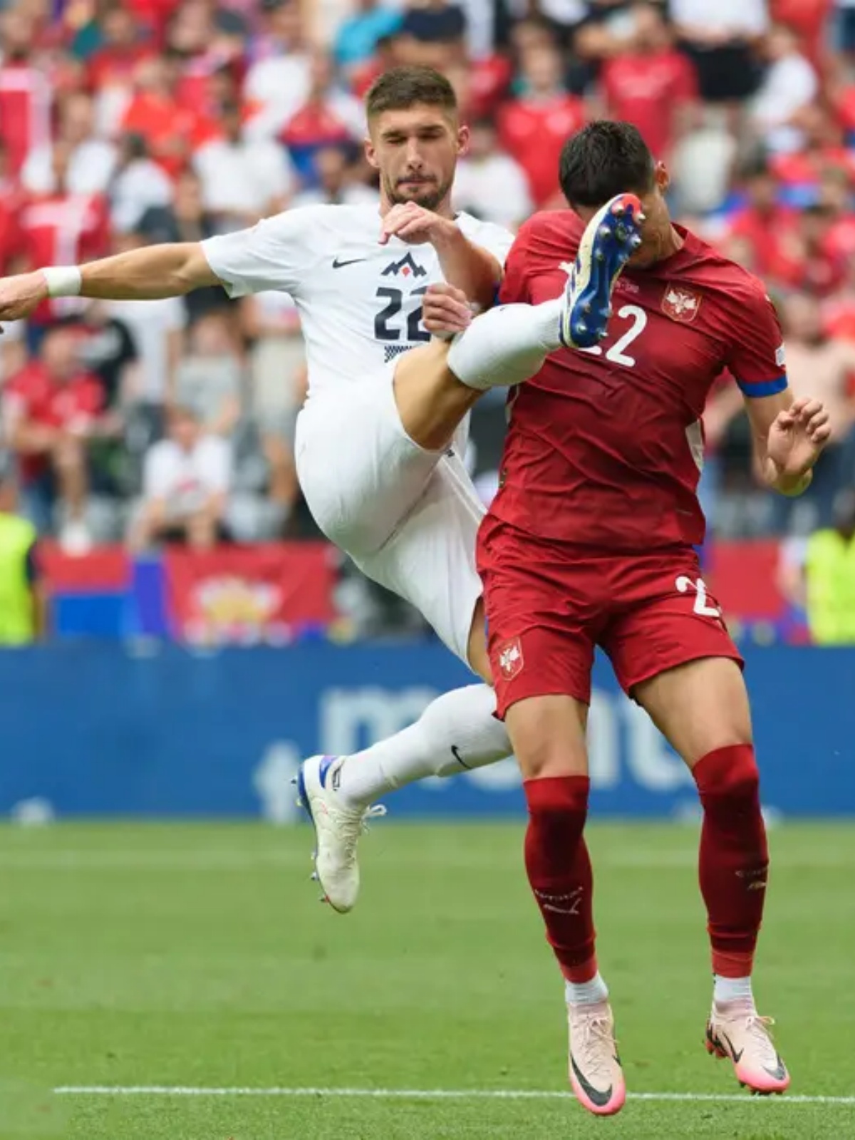 包含西班牙战胜希腊，小组出线前景明朗的词条