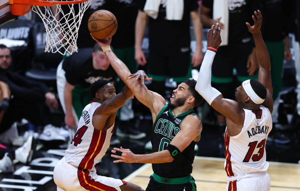 湖人主场大胜公牛，继续在季后赛席位上保持稳定的简单介绍