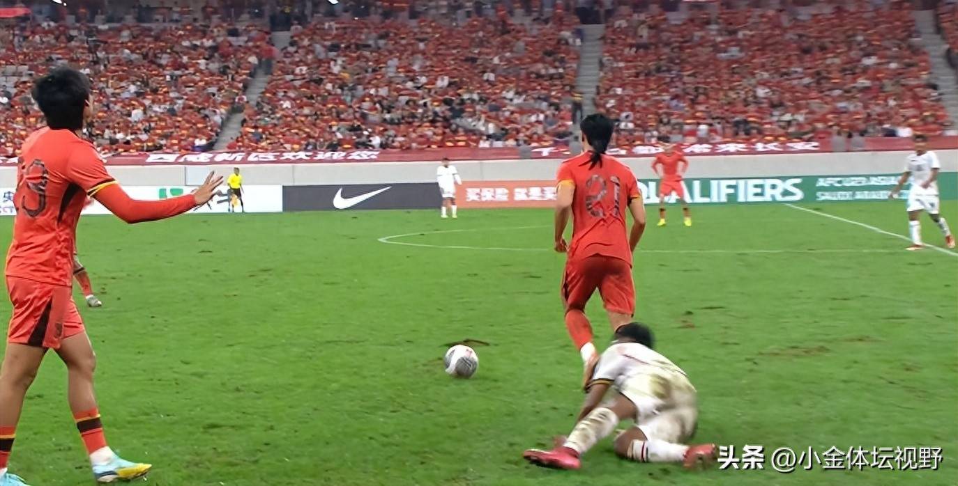 击败对手的队伍全场球迷振奋欢呼的简单介绍