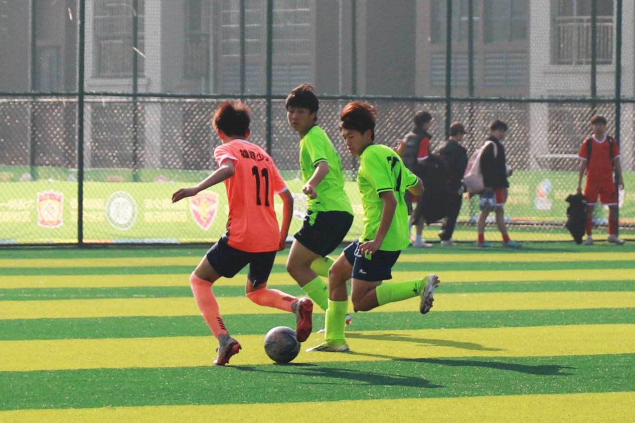 足球赛场激情无限，球队拼搏不息，扫清所有障碍的简单介绍