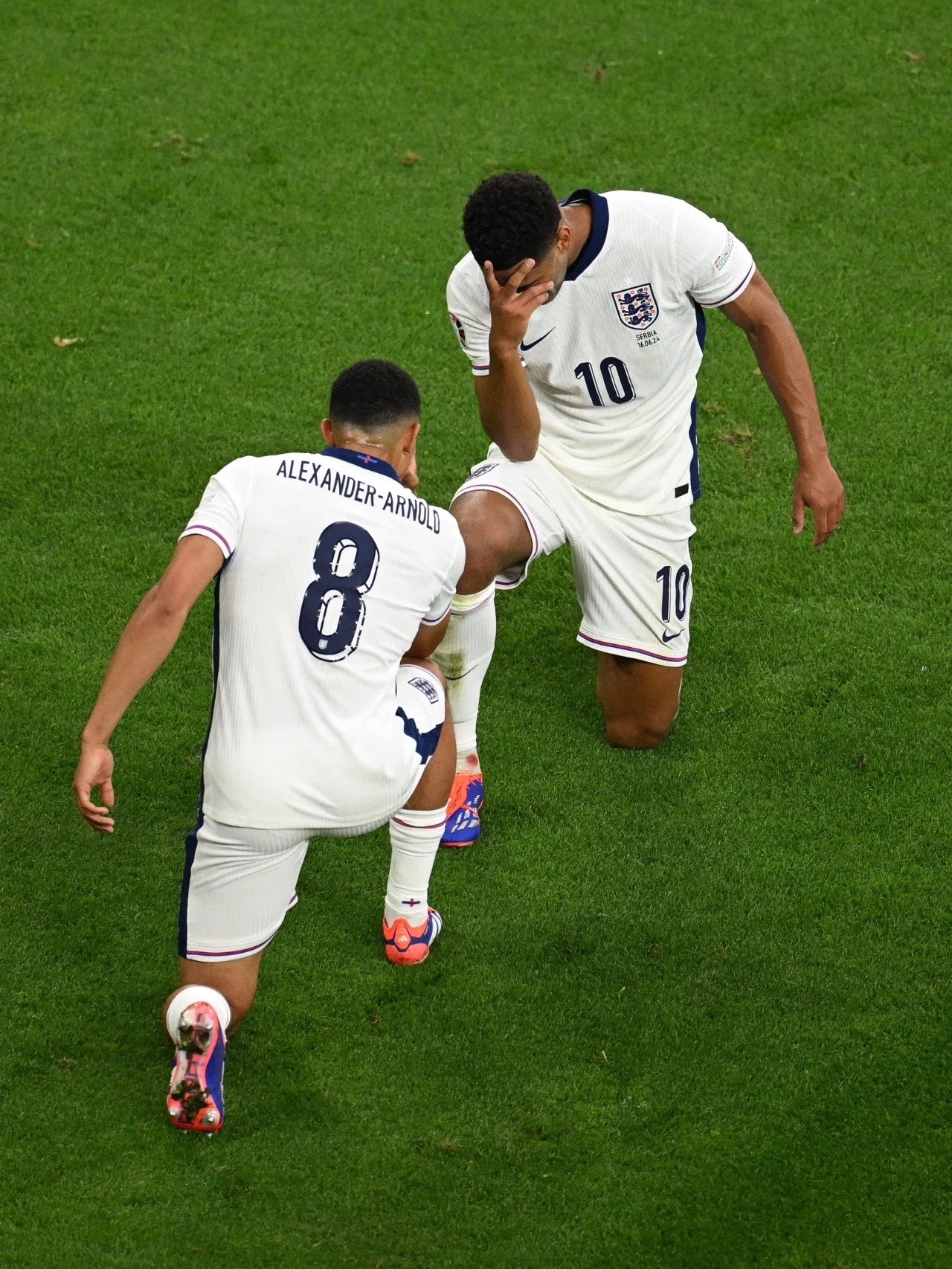 包含英格兰险胜,只以一球优势获胜的词条