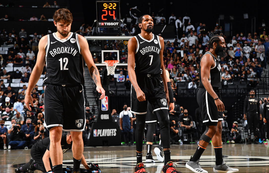 篮网险胜雄鹿，杜兰特关键时刻稳住场面