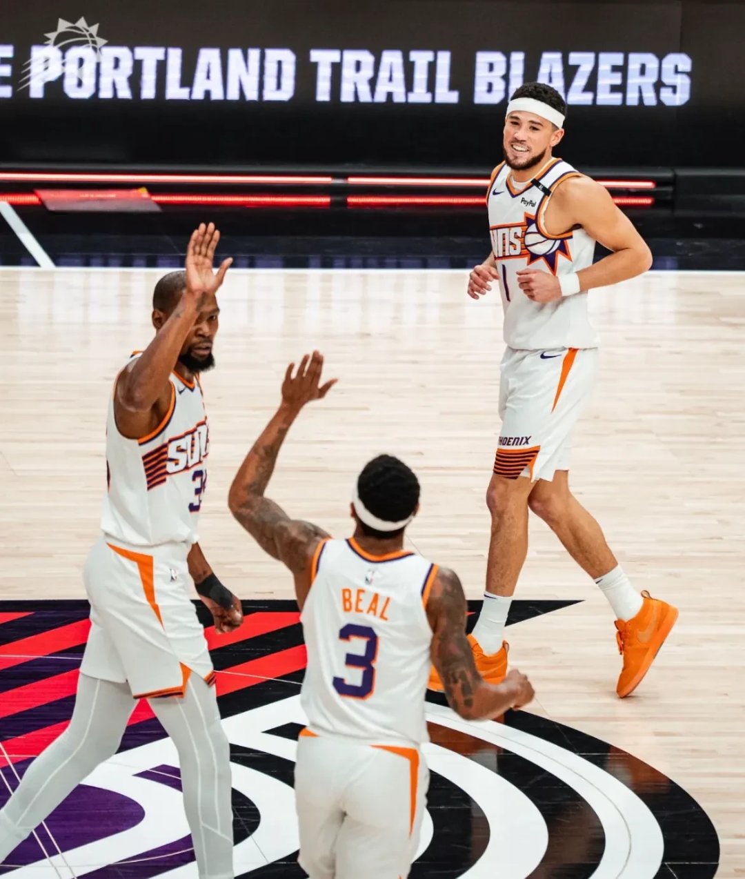 三亿体育体育亚洲官网-太阳客场擒篮网，布克砍下30分