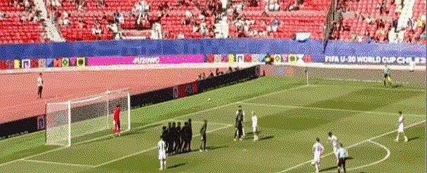 足坛新星崛起,攻防演绎精彩比赛场面 足坛新星崛起,攻防演绎精彩比赛场面