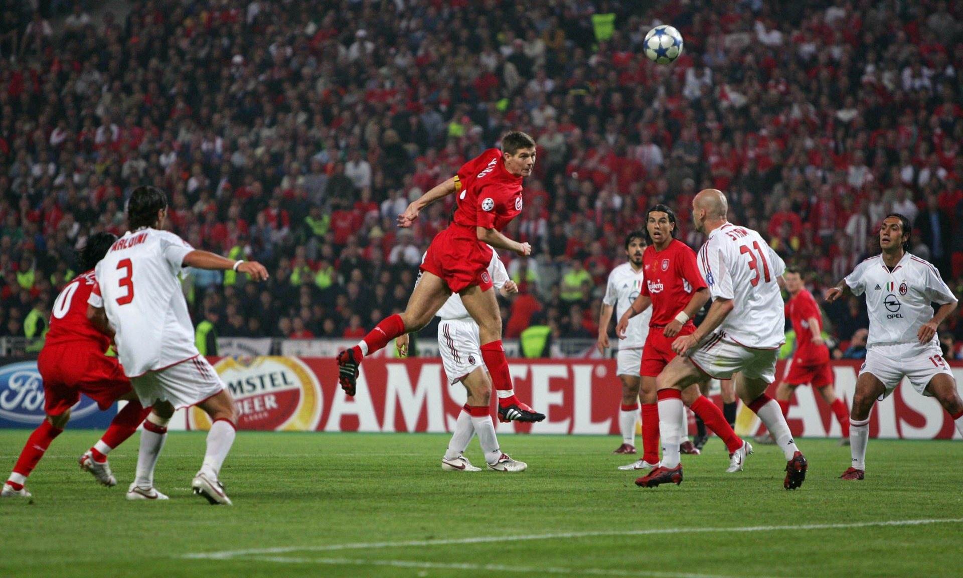 比赛精彩瞬间，球员技艺娴熟