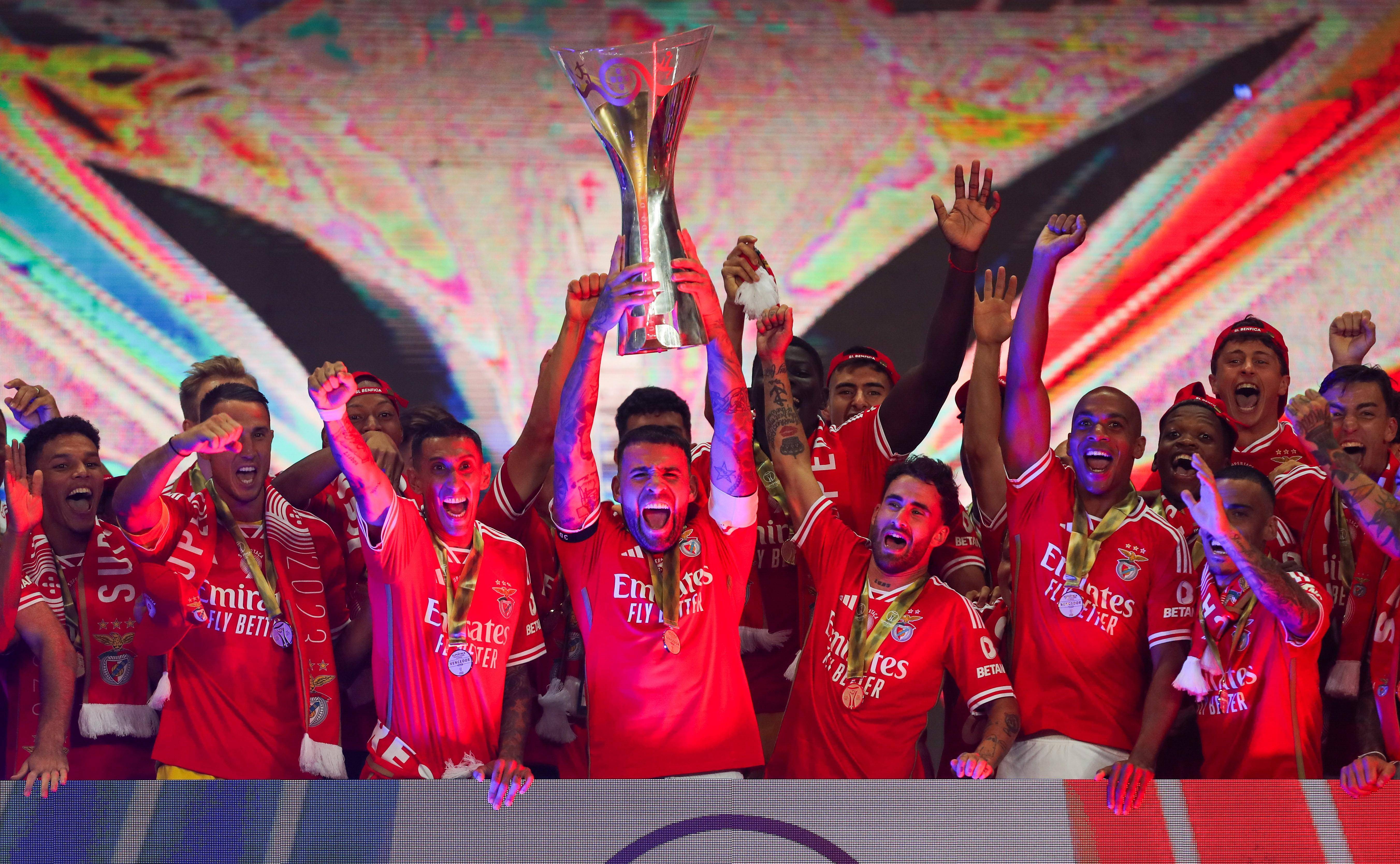 三亿体育体育亚洲官网-欧洲俱乐部队伍在国际足球锦标赛中夺冠